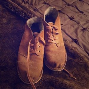 Chestnut brown suede Toms ankle boots
